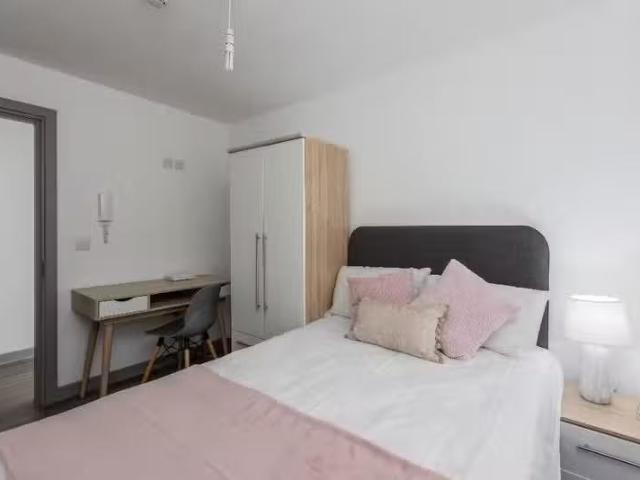 1 bedroom flat share for rent in Old Chester Road, Birkenhead.