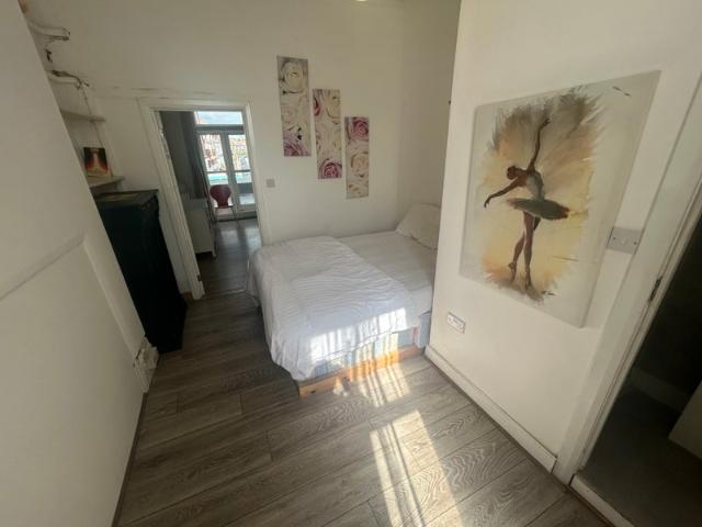 1 Bedroom Flat Shepherds Bush Gold