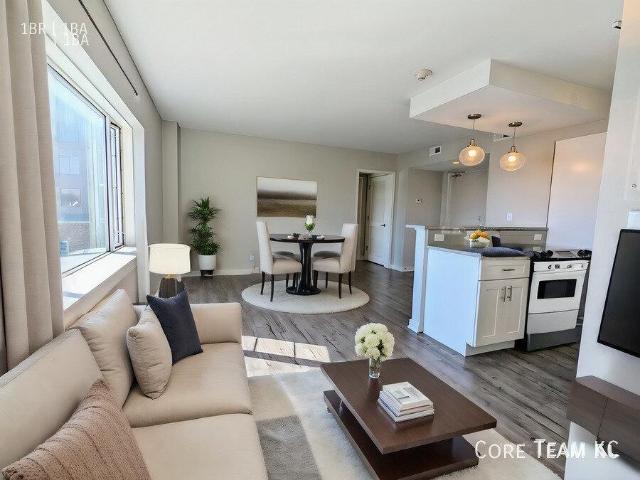 1 bedroom, Kansas City MO 64112 105429756