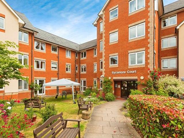 1 Bedroom Hotel To Rent In Willow Road, Aylesbury, HP19