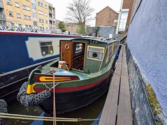 1 Bedroom House Boat Character Property