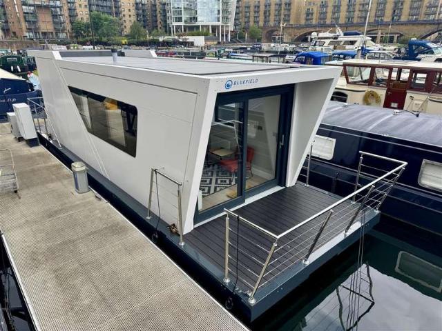 1 Bedroom House Boat Character Property