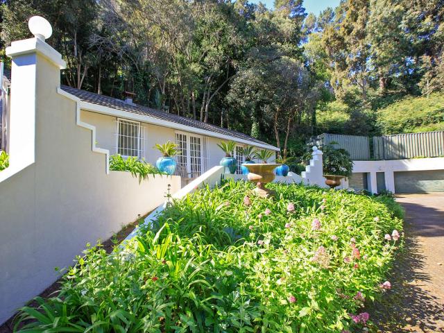 1 Bedroom House For Sale in Constantia