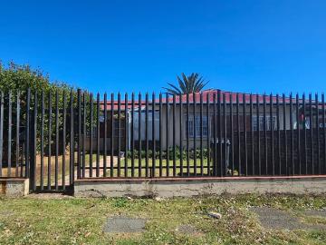 1 Bedroom House For Sale in Crown Gardens