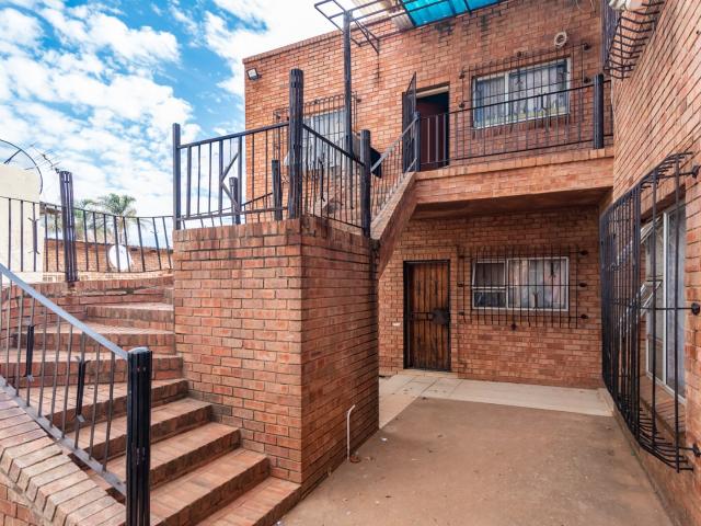 1 Bedroom House For Sale in Bezuidenhout Valley