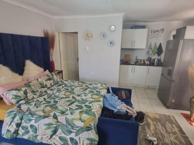 1 Bedroom House in Van Riebeeck Park
