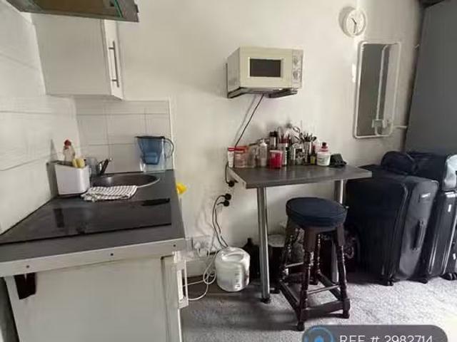 1 bedroom house share for rent in Church St, Weybridge, KT13