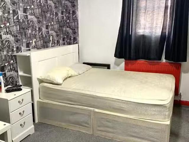 1 bedroom house share for rent in Penarth Road, Cardiff City.