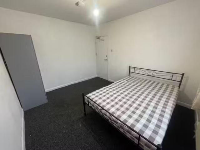 1 bedroom house share for rent in Royston Avenue, London, E4