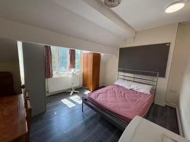 1 bedroom house share for rent in Room 14, Handsworth Wood Roa.
