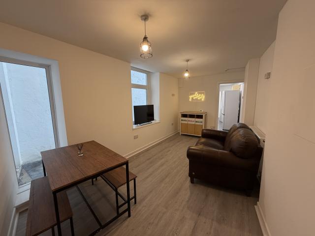 1 bedroom house share to rent