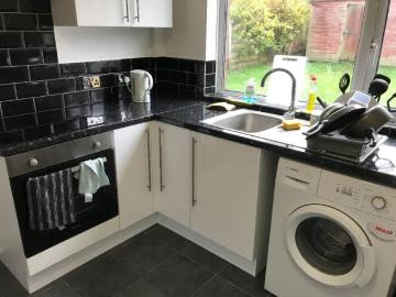 House for rent in Moses Gate - Equipped kitchen