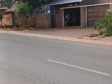 1 Bedroom House To Rent in Protea North