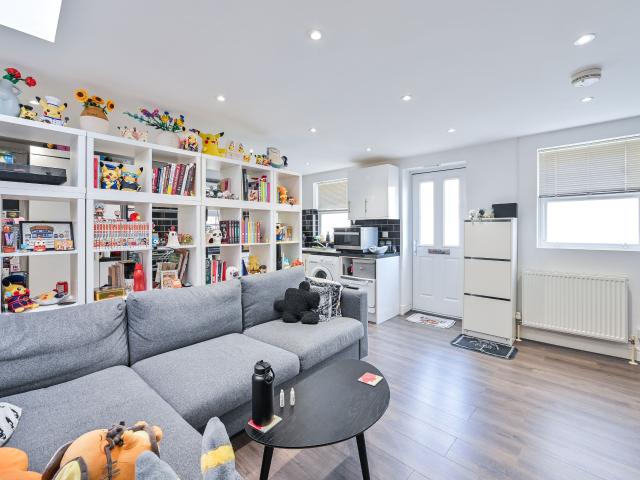 1 Bedroom House terraced for Rent in Dunton Road | Foxtons