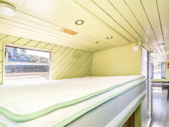 1 bedroom houseboat to rent