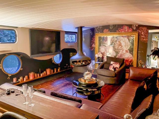1 bedroom houseboat to rent