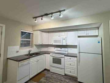 Greater Vancouver - Parking, Equipped kitchen