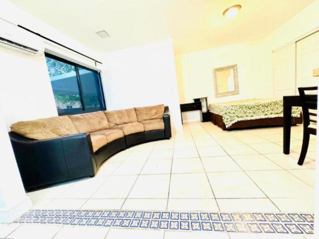 1 bedroom, Hallandale Beach FL 33009 106215591