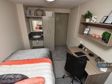 Room for rent in Farnworth - Equipped kitchen