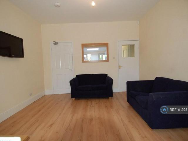 5 bedroom terraced house to rent