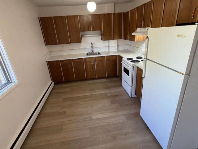 1 BEDROOM IN QUIET, NEWLY RENO'D, SMALL APT BUILDING. AWESOME LOCATION! — 1 Bedroom Condo Unit