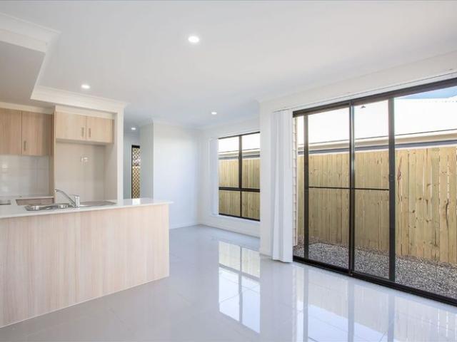 1 BEDROOM LOW MAINTENANCE DUPLEX!