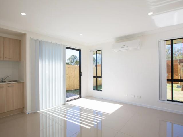 1 BEDROOM LOW MAINTENANCE DUPLEX!