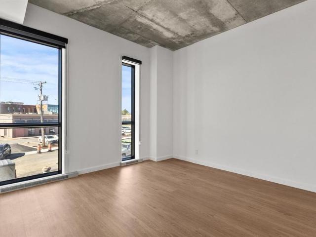 1 Bedroom Large 230 Boulevard Harwood, Vaudreuil Dorion
