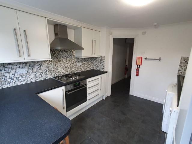 1 Bedroom Large Lower Ground Flat For Rent