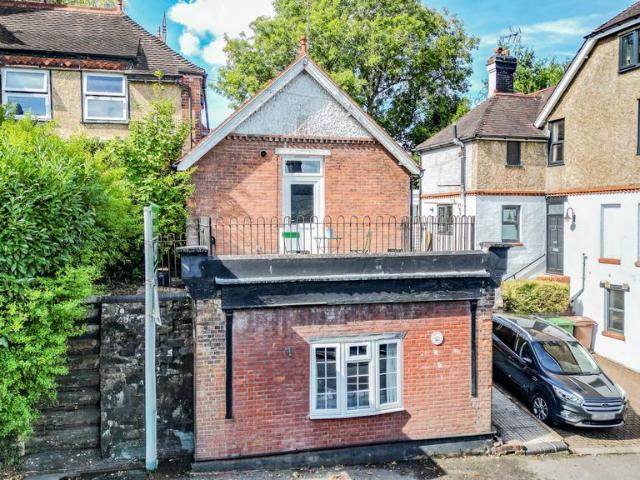 1 bedroom link detached house for sale