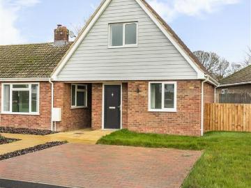 1 bedroom link detached house for sale