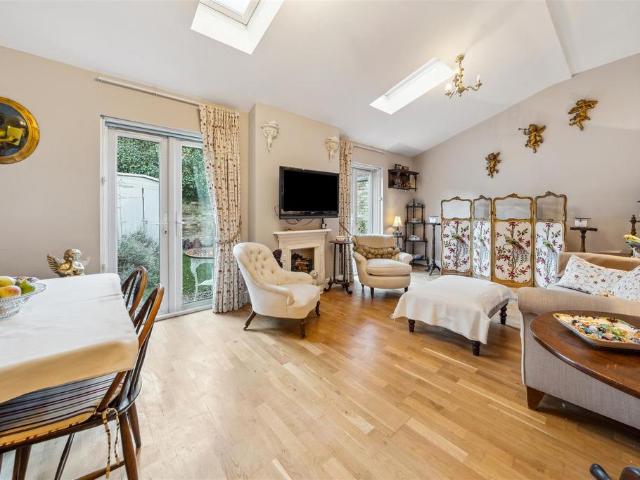 1 bedroom link detached house for sale