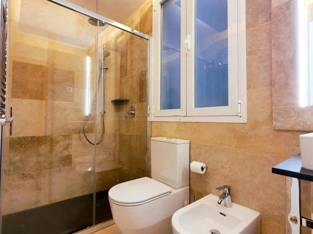 1 Bedroom Luxury Apartment with Balcony in Centro, Madrid Amsterdam Apartments for Rent