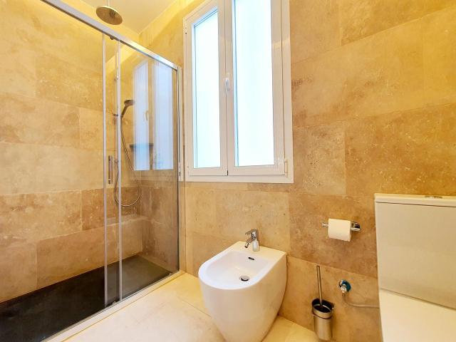 1 Bedroom Luxury Apartment with Balcony in Centro, Madrid Amsterdam Apartments for Rent