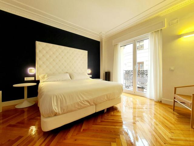 1 Bedroom Luxury Apartment in Centro, Madrid Amsterdam Apartments for Rent