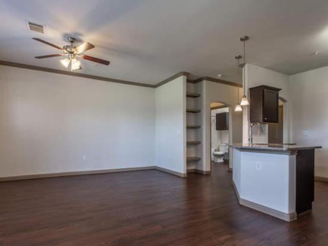 1 bedroom, Montgomery TX 77356 105855345