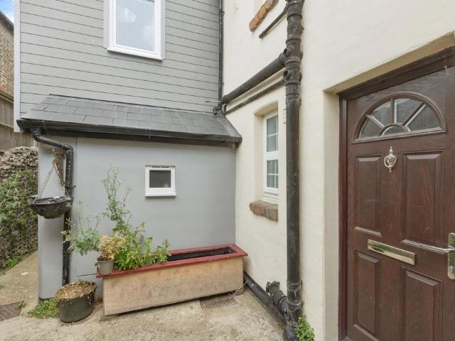 1 bedroom maisonette for sale