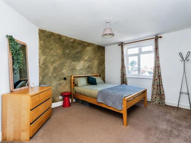 1 bedroom maisonette for sale