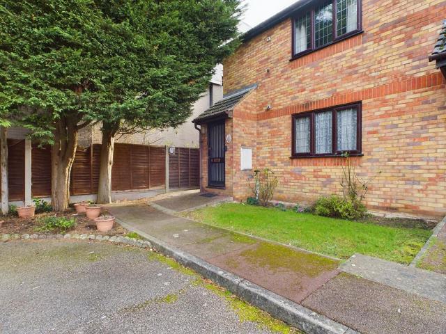 1 bedroom maisonette for sale