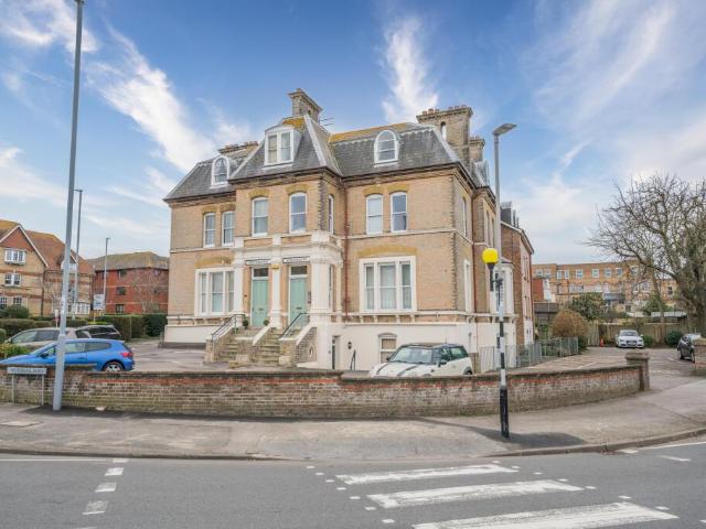 1 bedroom maisonette for sale
