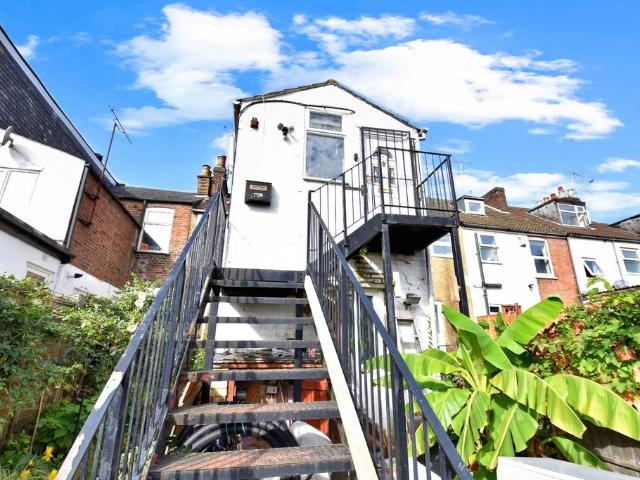 1 bedroom maisonette for sale