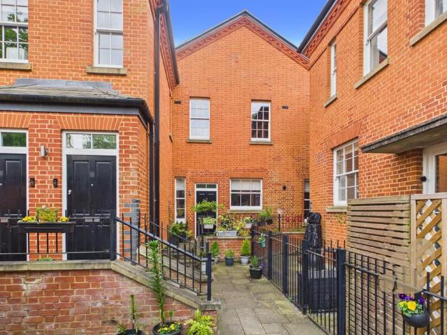 1 bedroom maisonette for sale