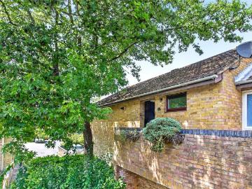 1 bedroom maisonette for sale