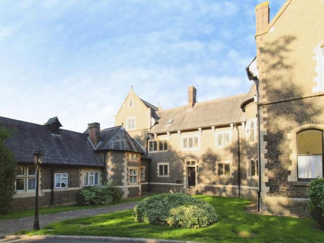 1 bedroom maisonette for sale