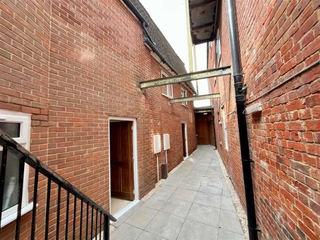 1 Bedroom Maisonette Flat