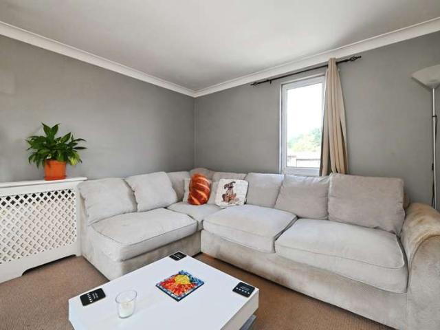 1 Bedroom Maisonette Flat