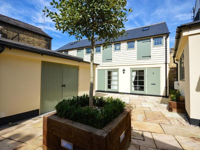 1 bedroom mews to rent