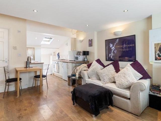 1 bedroom mews to rent