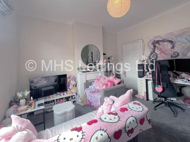 1 Bedroom Mid Terraced House for rent in Beech Avenue