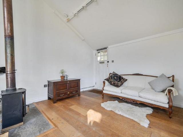 1 bedroom semi detached bungalow to rent